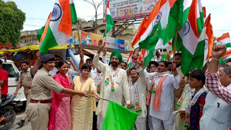 Raibareli-व्यापारियों ने तिरंगा यात्रा निकाल रचा इतिहास* 