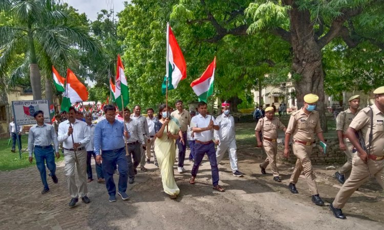 Raibareli-अमृत महोत्सवः हाथों में तिरंगा लेकर डीएम ने बच्चों के साथ निकाली प्रभात फेरी