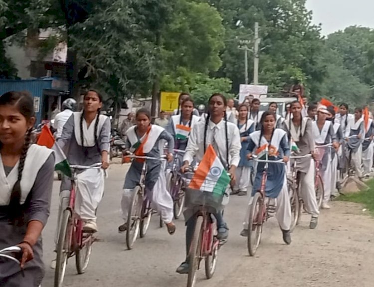 Raibareli-चंद्रशेखर मेमोरियल पब्लिक इंटर कालेज लालगंज द्वारा निकाली गई साइकिल तिरंगा यात्रा*
