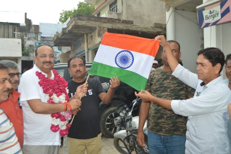 Raibareli-मंत्री ने हर घर तिरंगा अभियान के तहत लोगों को किया तिरंगा वितरित