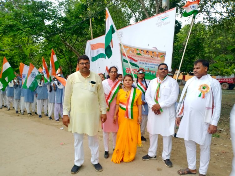 Raibareli-स्वतंत्रता दिवस के मौके पर एस.एम. सिंह सरस्वती विद्या मंदिर के छात्र-छात्राओं ने निकाली तिरंगा यात्रा*