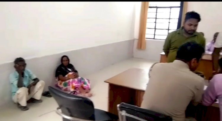 यूपी--समाधान दिवस में आए फरियादियों को नहीं मिली कुर्सी