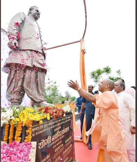पूर्व सीएम कल्याण सिंह की भव्य प्रतिमा का सीएम योगी ने किया अनावरण, बोले-बाबूजी ने सुशासन की रखी नींव