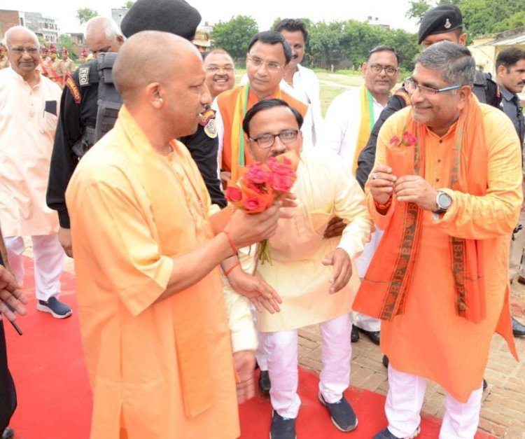 Raibareli-भाजपा नेता ने पुष्पगुच्छ देकर मुख्यमंत्री का किया स्वागत*