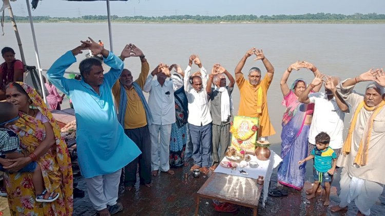 रायबरेली-गोकना घाट पर महारविवार पर प्रभु सूर्यदेव का हुआ विधि विधान से किया पूजन,,,,,