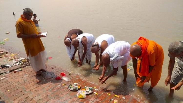 रायबरेली-गंगा घाट पर हजारों श्रद्धालुओं ने पितरों को तर्पण व पिंडदान किया,,,,,
