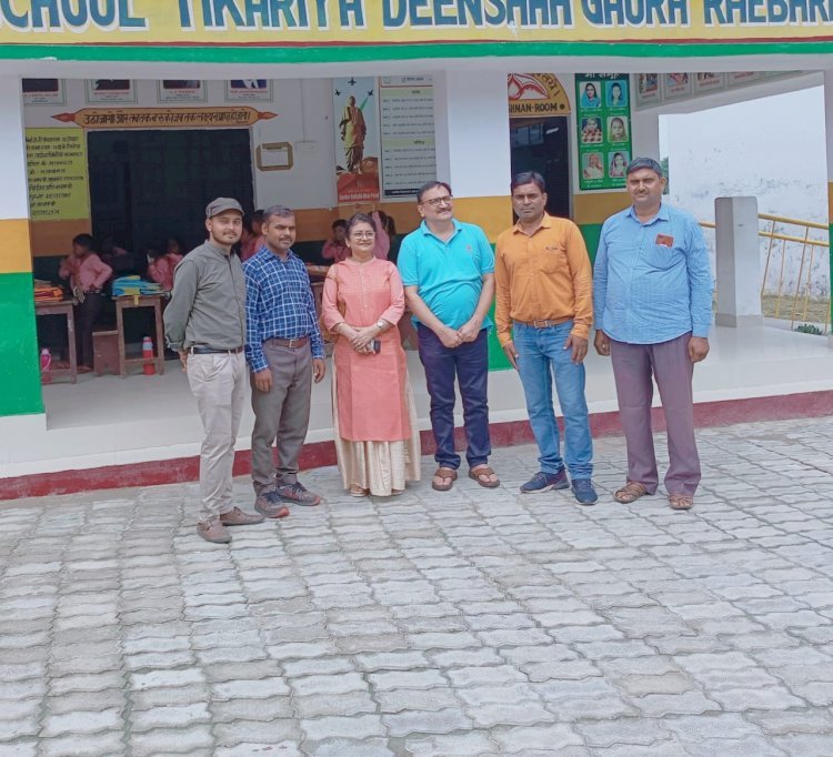 Raibareli-प्रसिद्ध नेत्र चिकित्सक ने किया परिषदीय विद्यालय का भ्रमण