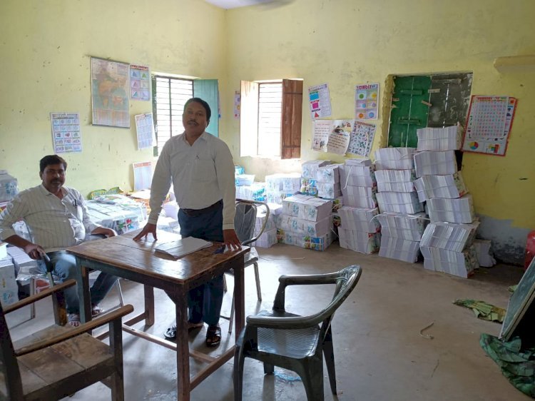 Raibareli-ढुलाई बचाने के चक्कर मे सरकारी स्कूलों में अभी नही पहुंची किताबें।