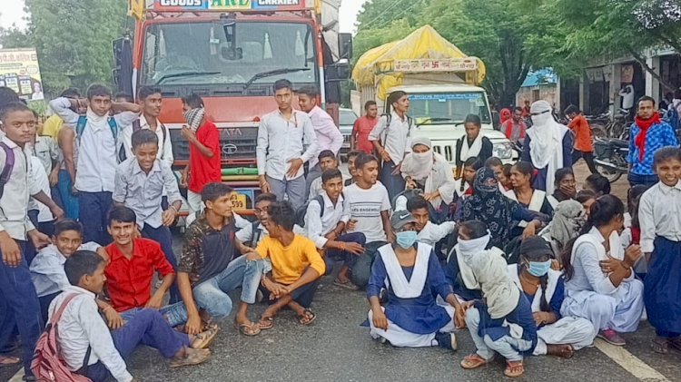 रायबरेली-प्रधानाचार्य द्वारा छात्रों को लात से पीटने का आरोप,,,,,