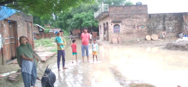 Raibareli-बारिश बनीं मुसीबत,कहीं घर तो कहीं पेंड़ व विद्युत पोल हुए जमींदोज*