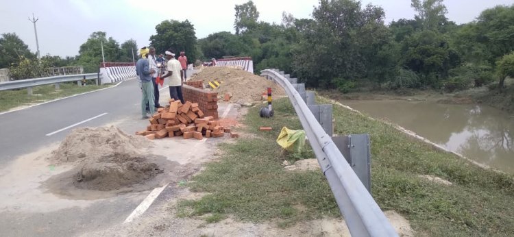 रायबरेली-सँवरई नाले पर बने पुल के दोनों तरफ की मिट्टी तेज बहाव में बही,मंड़राया खतरा*