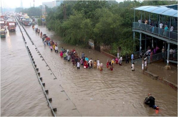 बारिश में डूबा कलेक्ट्रेट, डीएम दफ्तर के बाहर पानी ही पानी, चारों तरफ कहर बन कर टूट रही बारिश