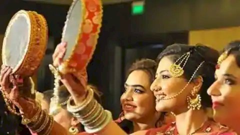 Karwa Chauth : करवा चौथ व्रत आज, ज्योतिषाचार्य से जानें पूजन- विधि, शुभ मुहूर्त, महत्व और चांद निकलने का समय