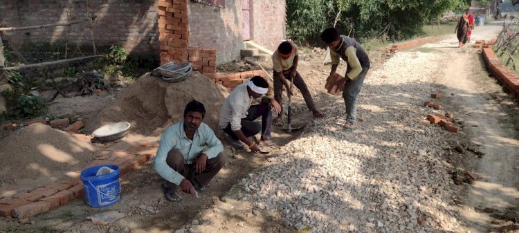 Raibareli-विधायक निधि से बनवायी जा रही सड़क में मानकों की अनदेखी से ग्रामीणों में आक्रोश