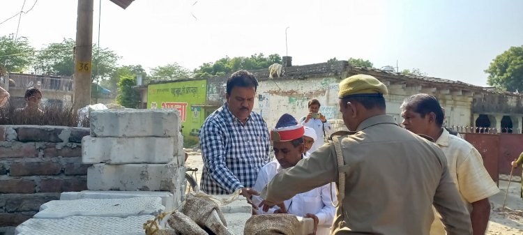 रायबरेली-R एक्सप्रेस खबर का हुआ  असर पट्टीरहस कैथवल गांव जांच करने पहुचे एसडीएम,,,,