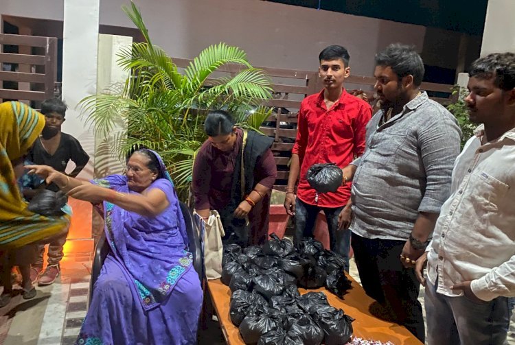 Raibareli-समाजसेवी अनुष्ठान सिंह ने जरूरत मंद लोगो को वितरण की दीवाली किट