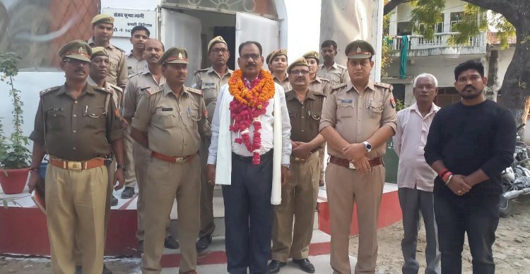 रायबरेली-सबस्पेक्टर लालमणि यादव हुए सेवानिवृत्त,कोतवाल ने गीता भेंटकर की विदाई