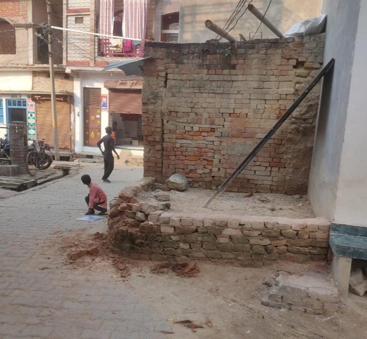 Raibareli-सड़क पर हो रहे अवैध निर्माण को नही हटवा रहा प्रशासन*