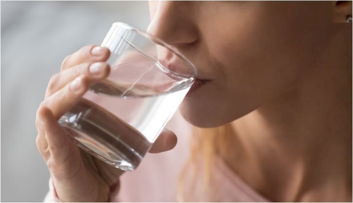 ठंड में पानी की कमी दे सकती है कई गंभीर बीमारियों को जन्म, क्या आप पी रहे पर्याप्त मात्रा में पानी!