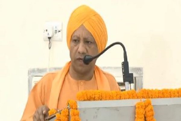 गोरखपुर: गुरुद्वारे में बोले CM Yogi- गुरु तेग बहादुर ने की देश की रक्षा, जबरन धर्मांतरण के खिलाफ उठाई थी आवाज