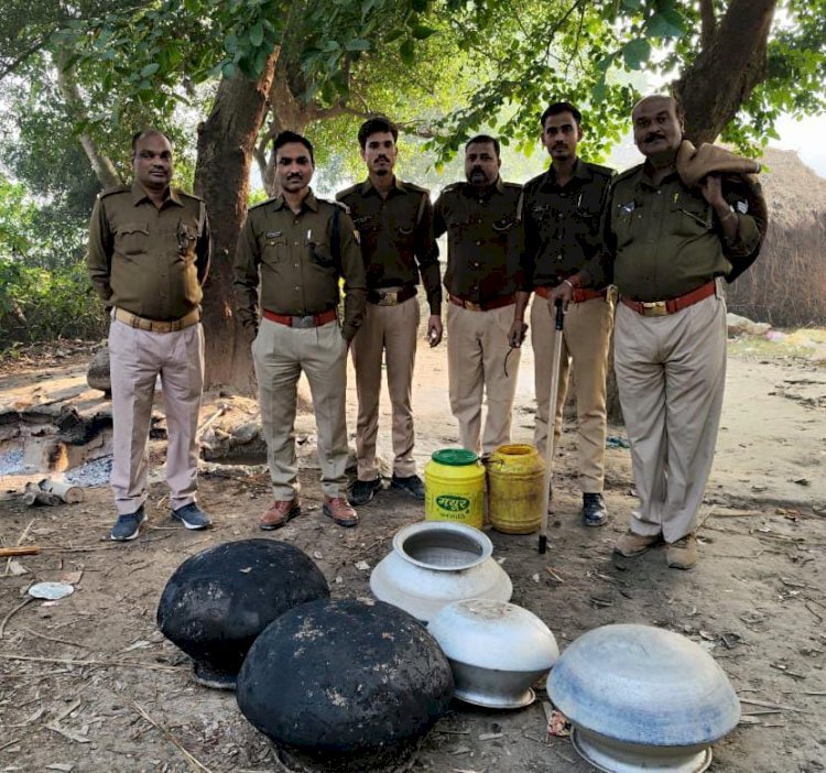 Raibareli-आबकारी निरीक्षक आनंद पाठक ने अवैध शराब माफियाओं पर कसा शिकंजा।