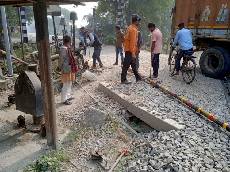 रायबरेली-रेलवे फाटक तोड़ ट्रैक पर फंसी कार, एक घंटे रूकी रही ट्रेन