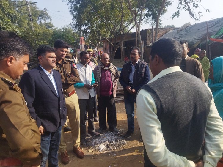 Raibareli-बेल्ट से  संदिग्ध परिस्थितियों में फांसी लगाकर की गई आत्म हत्या के मामले में पीड़ित के घर पहुंचे अपर पुलिस अधीक्षक।