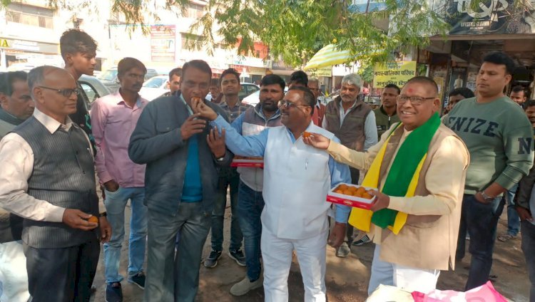 Raibareli - समाजसेवी जनों नें पुष्प अर्पित करके मिष्ठान वितरण एवं संगोष्ठी का किया गया आयोजन