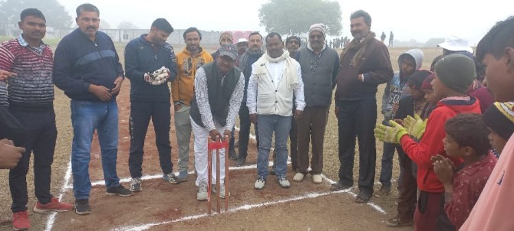 Raibareli-डलमऊ व पाटन के मध्य खेला गया स्व. मनोज सिंह काका स्मारक टूर्नामेंट का उद्घाटन मैच*