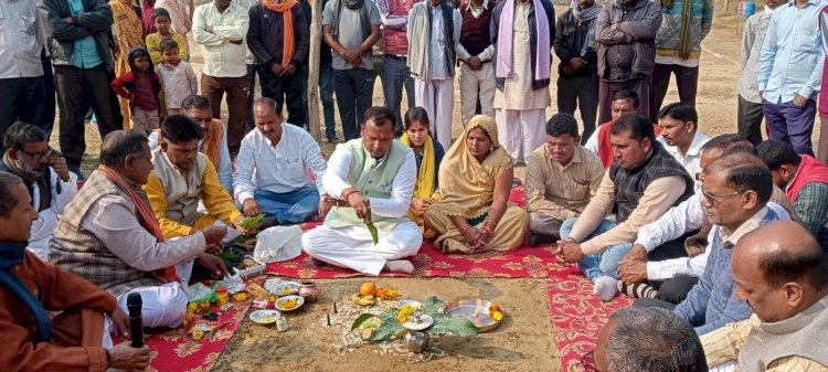 Raibareli-भाजपा विधायक ने सूची में बच्चों के खेल मैदान का भूमि पूजन कर शिलान्यास किया