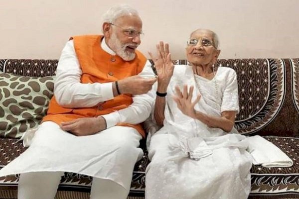 PM मोदी की मां हीराबेन का 100 साल की उम्र में निधन, अहमदाबाद के यूएन अस्पताल में ली अंतिम सांस