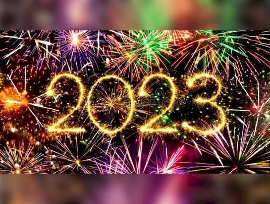 नए वर्ष की धूम में रंगे लोग, धार्मिक अंदाज में दिखाई दी 2023 की पहली सुबह