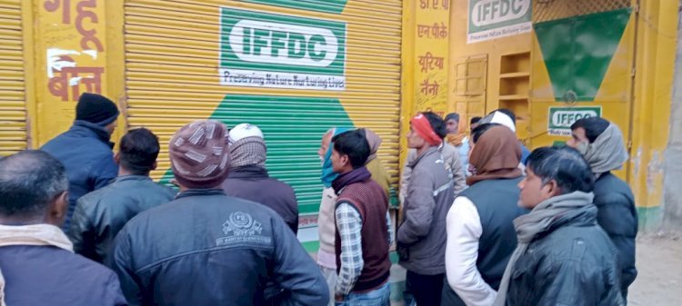 Raibareli-केंद्र प्रभारी की मनमानी से खाद लेने वाले किसान परेशान*