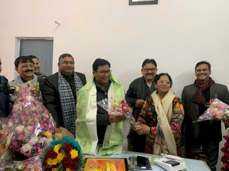 Raibareli-जिला विद्यालय निरीक्षक को शिक्षकों ने नववर्ष की बधाई दी।*