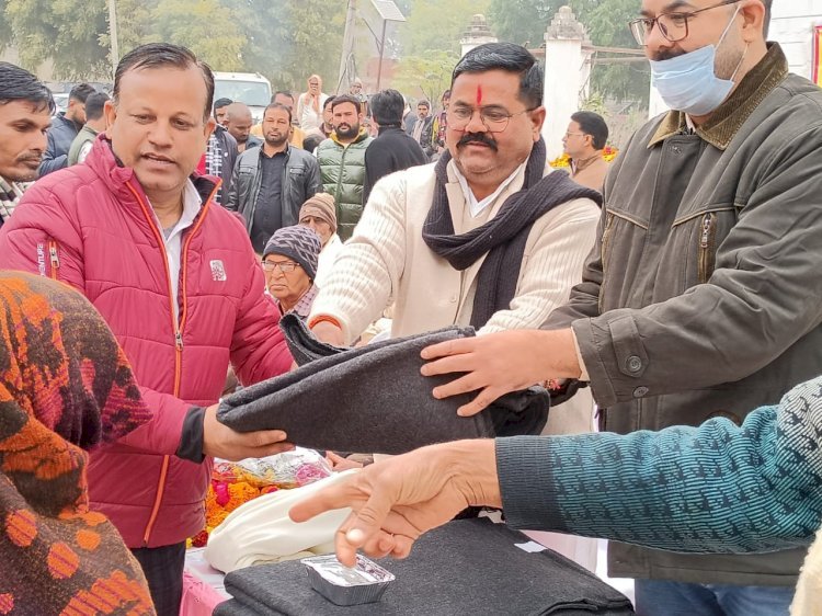 Raibareli-समाजसेवी स्व डॉ शीतला बक्स की स्मृत में गरीबों को कंबल वितरित किया गया।
