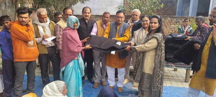 Raibareli-भाजपा पदाधिकारियों ने वितरित किए कंबल