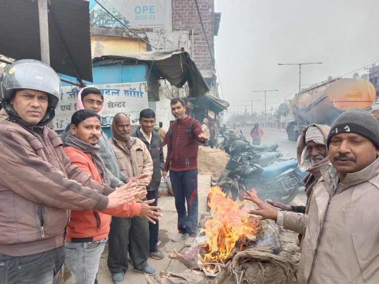 Raibareli-हरचंदपुर में प्रधान प्रतिनिधियों द्वारा अलाव जल वाने से ग्रामीणों में खुशी की लहर