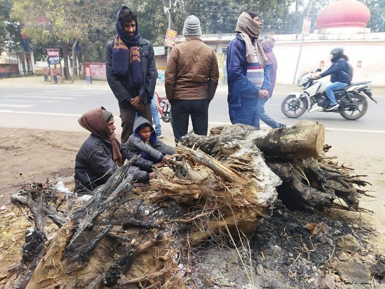Raibareli-ठंड से निजात पाने के लिए चौराहे पर जल रहा है अलाव