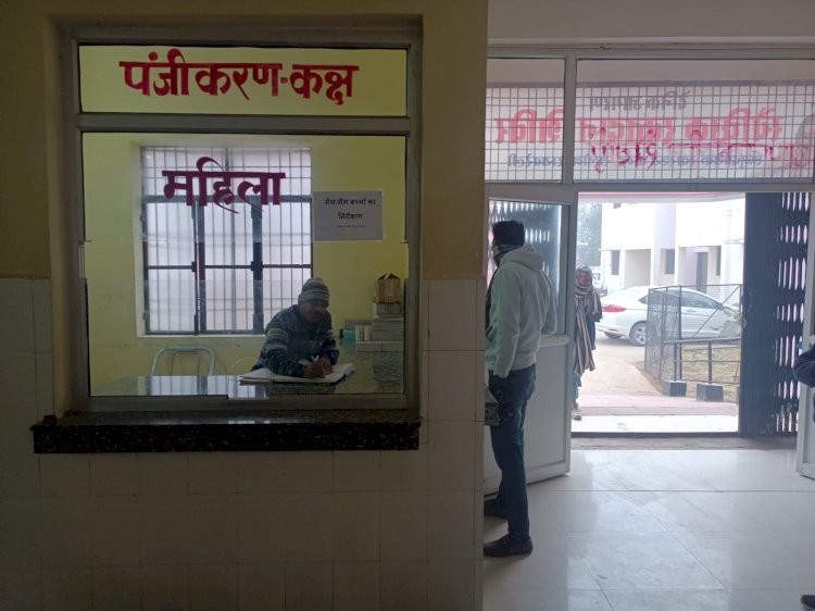 Raibareli-कोहरा व भीषण ठंड के चलते  सामुदायिक स्वास्थ्य केंद्र सलोन के पंजीकरण कक्ष पर पसरा सन्नाटा।