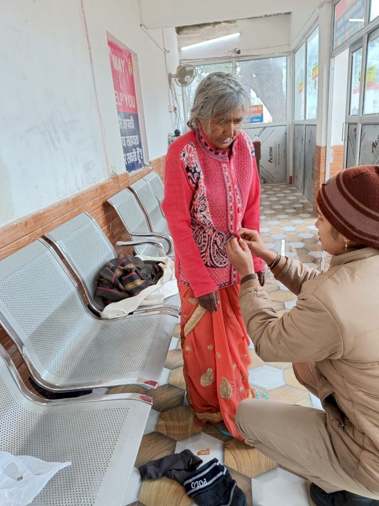 रायबरेली-एक विक्षिप्त बुजुर्ग वृद्ध महिला का महिला कॉन्स्टेबल बनी सहारा,,,,,,