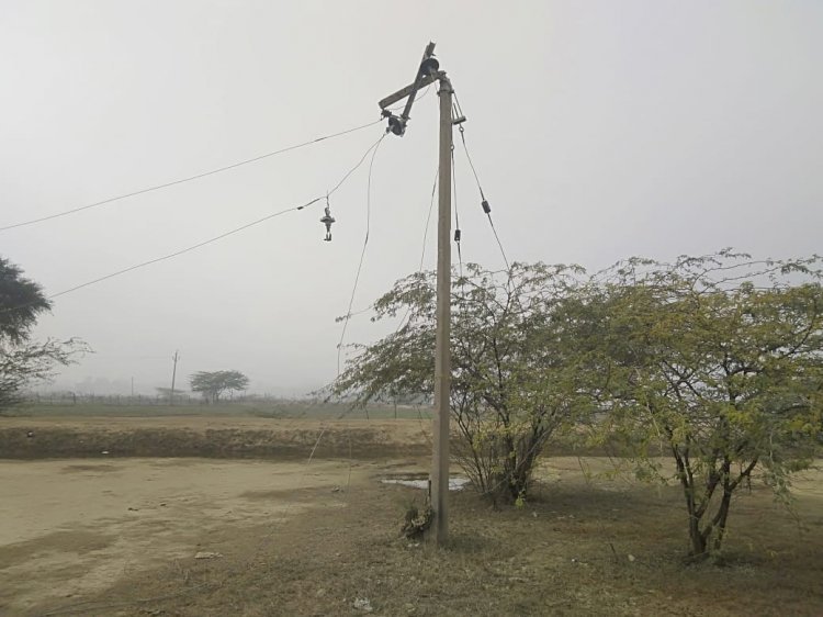 Raibareli-डम्फर की टक्कर से टूटा खम्भा, अंधेरे में हजारों की आबादी