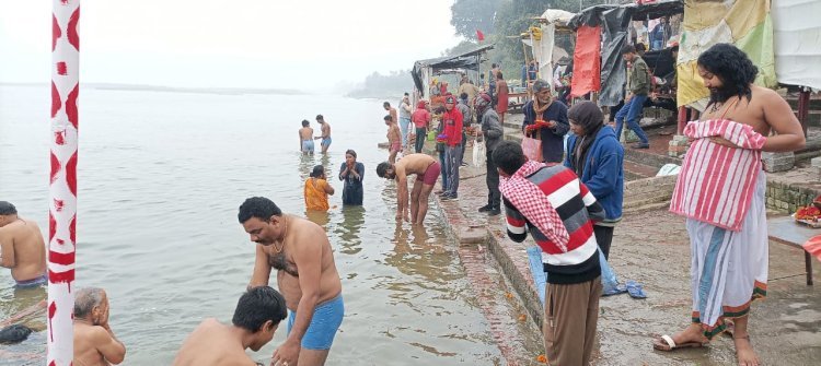 रायबरेली-कड़ाके की शीत लहर के बावजूद भी हजारों श्रद्धालुओं ने किया गोकना घाट में गंगा स्नान ,,,,,