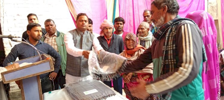 Raibareli-गरीब व असहाय लोगों को बांटे गए कंबल