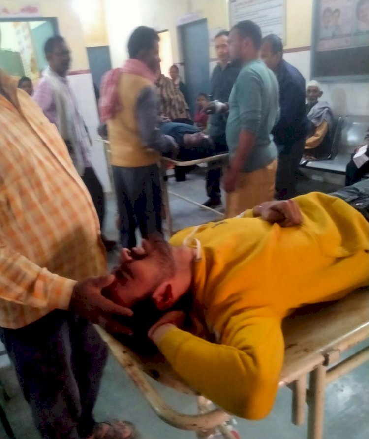 Raibareli-आमने सामने बाइक की टक्कर बाइक सवारों की हालत गंभीर*