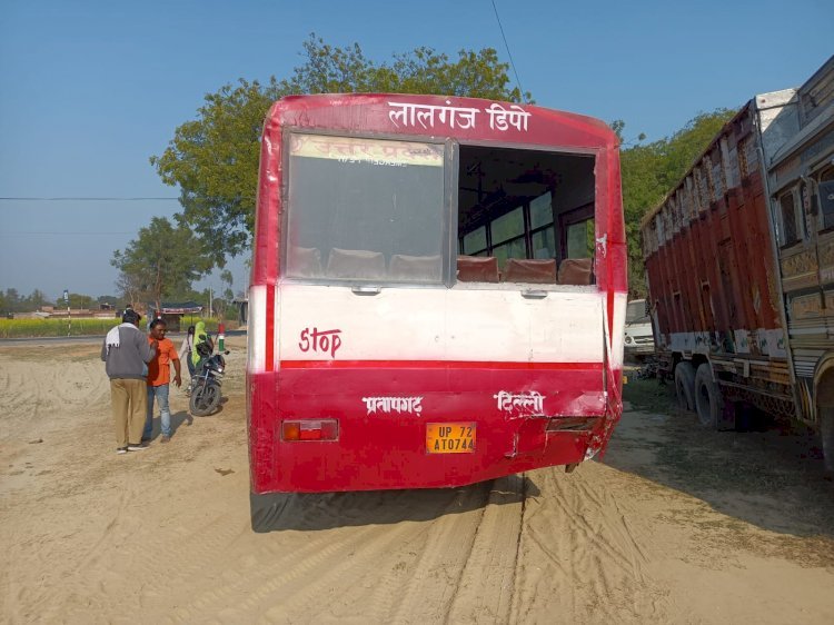 Raibareli-पिकअप की टक्कर से क्षतिग्रस्त हुई रोडवेज बस बाल बाल बचे बस में सवार यात्री।