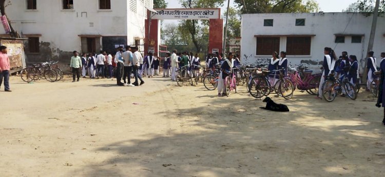 Raibareli-बोर्ड परीक्षा का आगाज: हिंदी का पेपर देने मुस्कुराते हुए परीक्षा केन्द्र पहुंचे परीक्षार्थी* 