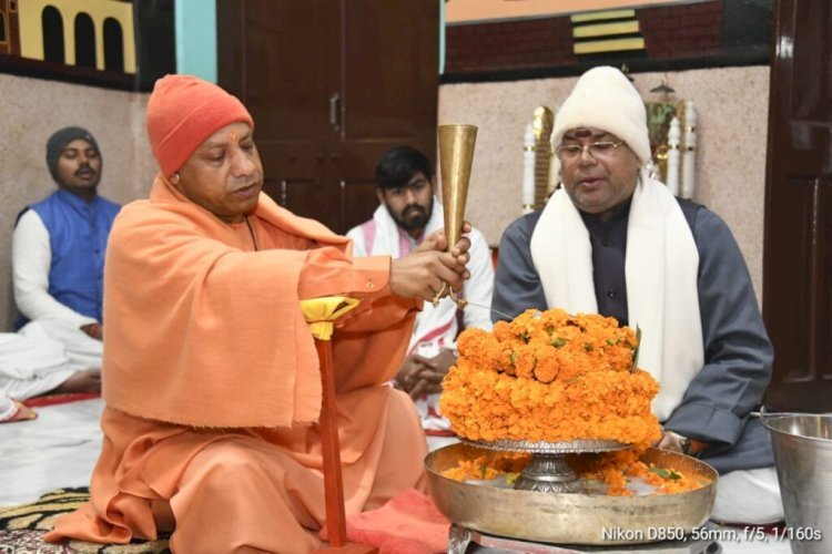 सीएम योगी ने गोरखनाथ मंदिर में किया रुद्राभिषेक, प्रदेशवासियों को दी महाशिवरात्रि की बधाई 