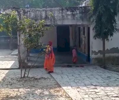 रायबरेली-तालीम के लिए स्कूल गए नौनिहाल निभा रहे सफाई की जिम्मेदारी,,,,,,