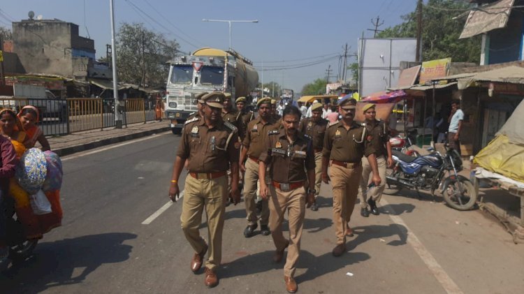 Raibareli-पुलिस अधीक्षक ने की पैदल गश्त,मतदान केंद्र का भी किया निरीक्षण