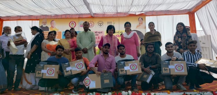 Raibareli-राज्यमंत्री ने 5 मेधावी छात्राओं को प्रशस्त्रि पत्र व चेक एवं 42 बच्चों को लैपटॉप का किया वितरण